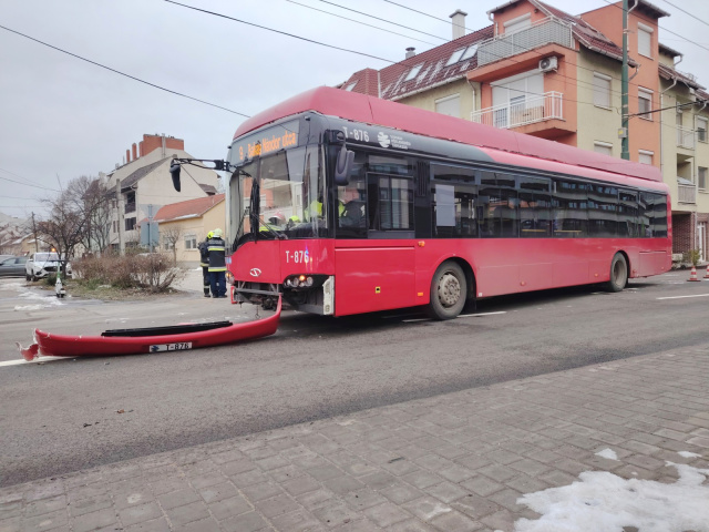 Trolival ütközött egy személyautó a Bakay Nándor utcában Szegeden