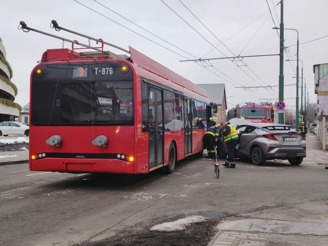 Trolival ütközött egy személyautó a Bakay Nándor utcában Szegeden
