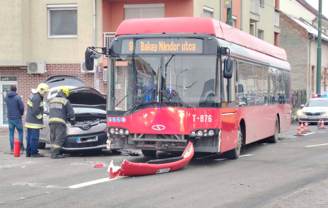 Trolival ütközött egy személyautó a Bakay Nándor utcában Szegeden