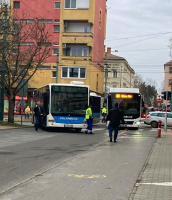 Lerobbant egy Volánbusz a Centrum Áruháznál