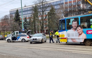 Villamossal ütközött egy személyautó a Kossuth Lajos sugárúton