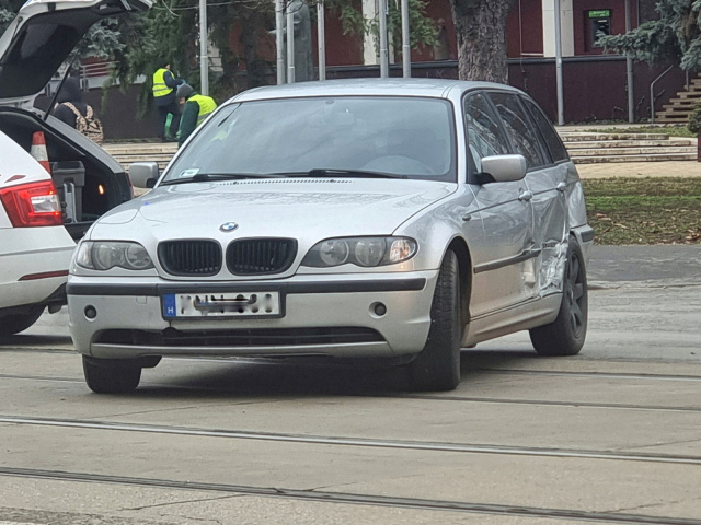 Villamossal ütközött egy személyautó a Kossuth Lajos sugárúton