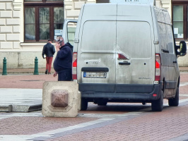 Teherautó döntött ki egy díszoszlopot a Klauzál téren