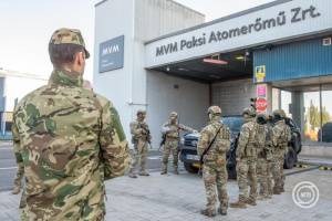 Katonák-a-Paksi-Atomerőmű-előtt