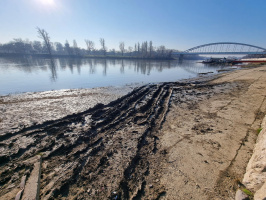 Személyautó gurult a Tiszába