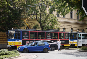 Villamossal koccant egy autós a Dugonics téren