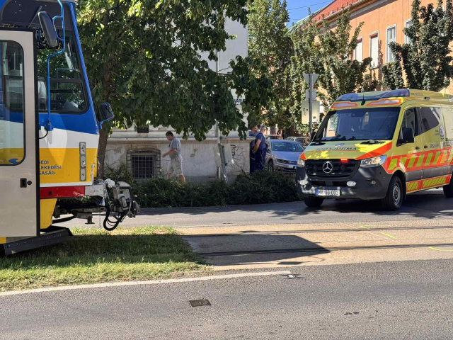 Villamos és személyautó ütközött a Kálvária sugárúton
