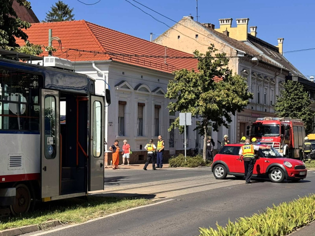 Villamos és személyautó ütközött a Kálvária sugárúton
