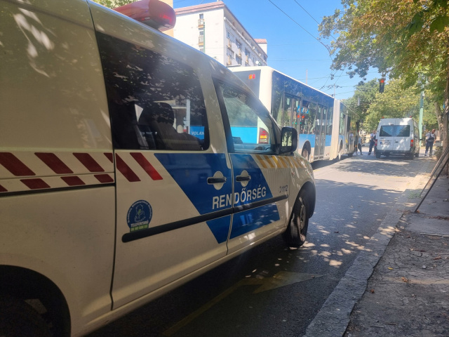 Busz ütközött kisteherautóval