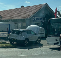 Busz és személyautó ütközött a Dorozsmai úton