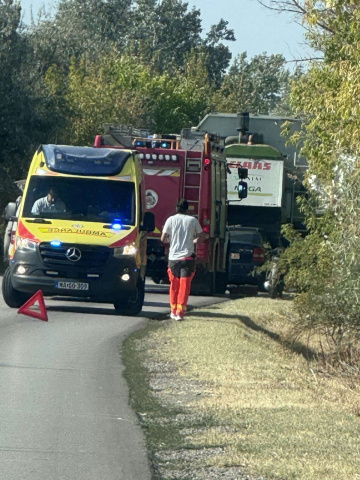 Kombájnnal ütközött egy személyautó a Zsombói úton