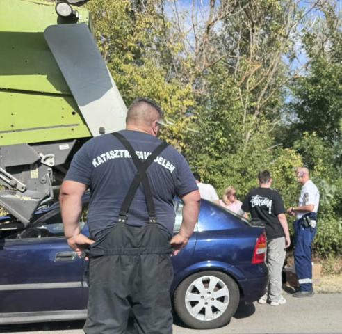 Kombájnnal ütközött egy személyautó a Zsombói úton