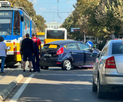 Villamosnak ütközött egy Ford személyautó a Boldogasszony sugárúton