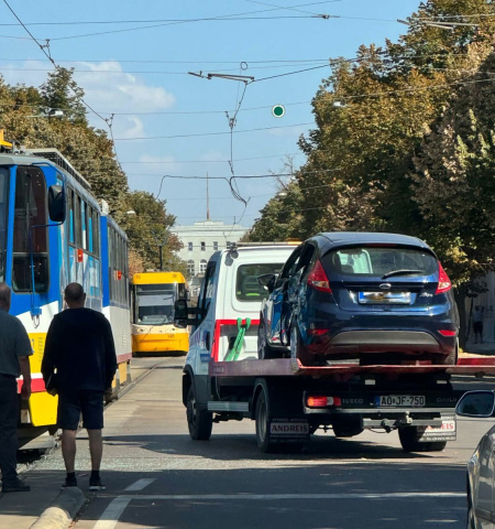 Villamosnak ütközött egy Ford személyautó a Boldogasszony sugárúton