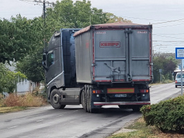 Elektromos vezetéket szakított le egy teherautó Szőregen