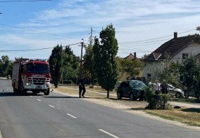 Tűzoltóautó és személyautó ütközött Hódmezővásárhelyen