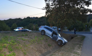 Tizenévesek loptak autókat Pécsett