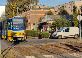 Villamos és személyautó ütközött a Kálvária sugárúton