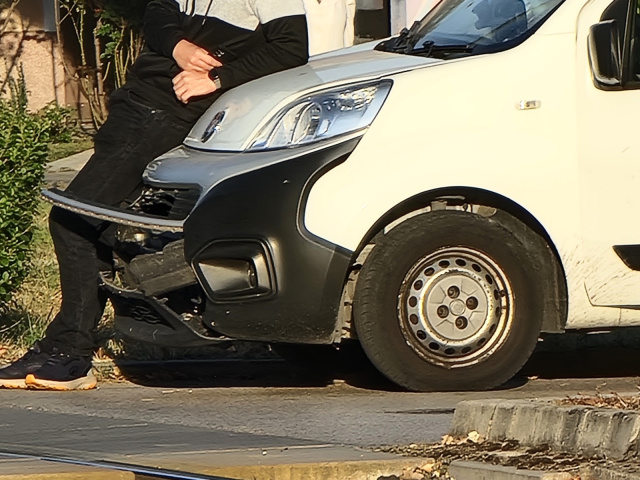 Villamos és személyautó ütközött a Kálvária sugárúton