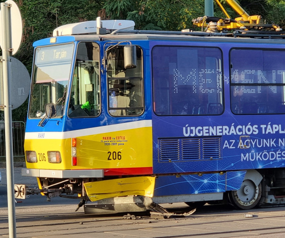 Villamos és személyautó ütközött a Kálvária sugárúton