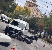 Motor és személyautó ütközött a Csongrádi sugárúton