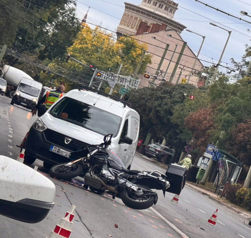 Motor és személyautó ütközött a Csongrádi sugárúton