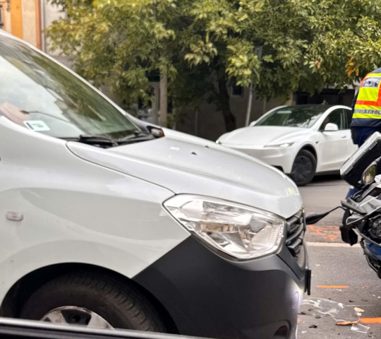 Motor és személyautó ütközött a Csongrádi sugárúton