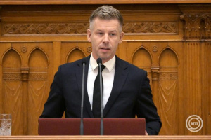 Magyar-Péter-a-Parlamentben