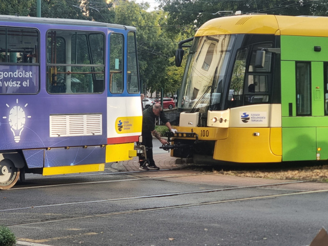 Leállt egy villamos a Dugonics téri kettős körforgalomnál