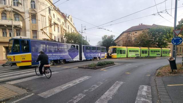 Leállt egy villamos a Dugonics téri kettős körforgalomnál