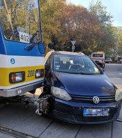 Villamossal ütközött egy személyautó a József Attila sugárúton