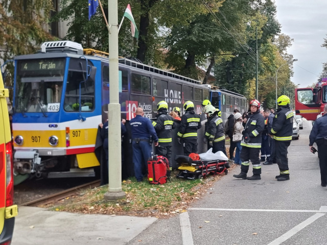 Elütött egy embert a 4-es villamos Szegeden