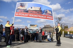 Tüntetés az öt éve leégett krasznahorkai vár felújításának elhúzódása miatt