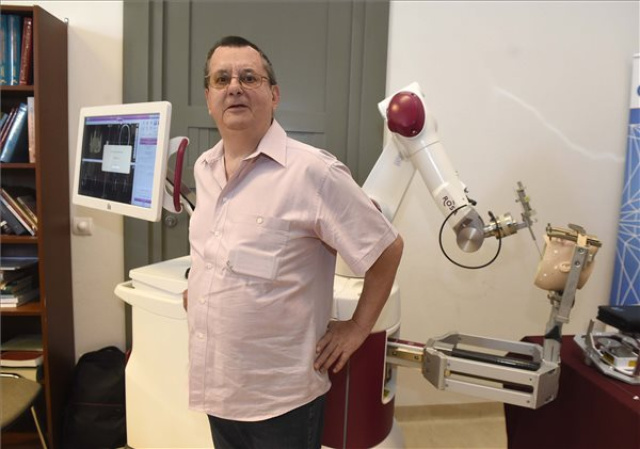 Először végeztek agyműtétet robot segítségével Magyarországon