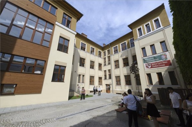 Kolozsváron felavatták az Apáczai Csere János Gimnázium kibővített, felújított épületét