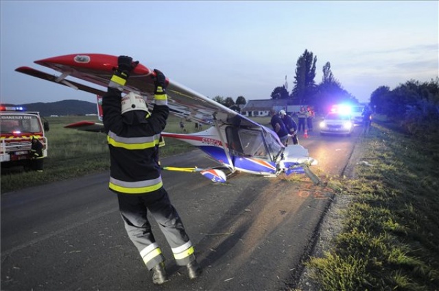 Budakeszinél a leszállópályán túlfutott kisrepülőgép az autóút melletti árokban állt meg