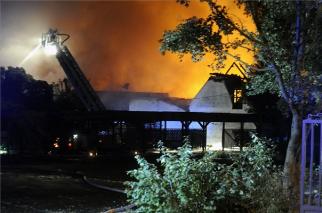 Kiégett egy volt étterem Budapesten