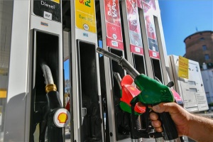 Bevezették az egységes üzemanyag-jelölő címkéket a benzinkutakon 