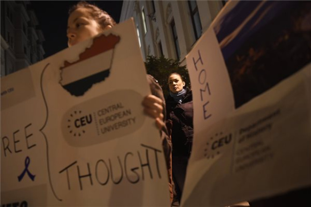 A Lehet Más a Jövő szervezet CEU melletti szolidaritási tüntetése 