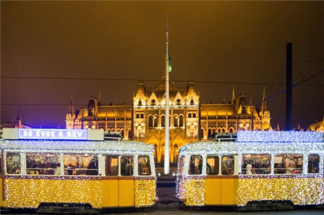 Elindult az adventi fényvillamos Budapesten