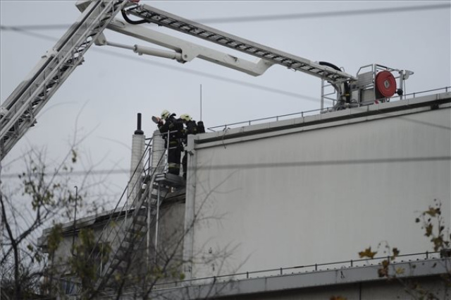 Már nem ég az ATV-székház teteje, a tűzoltók az izzó részeket oltják