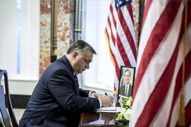 George H. W. Bush búcsúztatása - Orbán Viktor az amerikai nagykövetségen kondoleált 