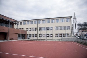 Átadták a megújult, tornateremmel bővülő komlói Kodály általános iskolát 