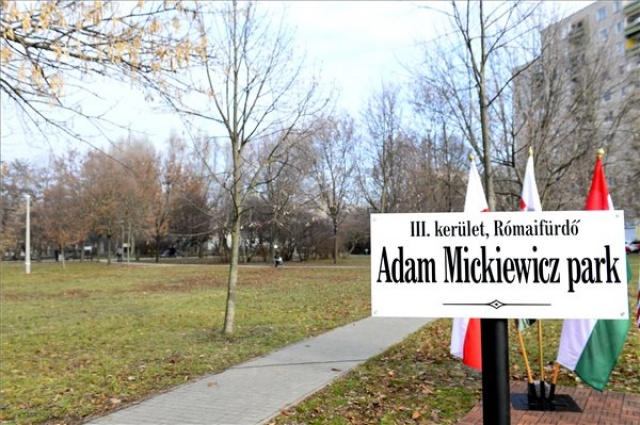 Átadták az Adam Mickiewiczről elnevezett parkot a fővárosban