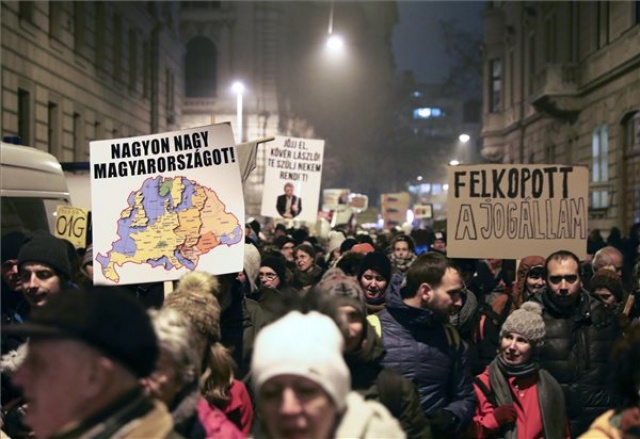 A Magyar Kétfarkú Kutya Párt demonstrált a fővárosban