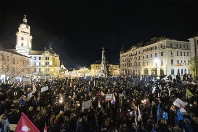 A munka törvénykönyvének módosítása ellen tüntettek Pécsen