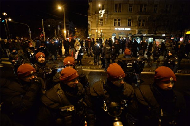 A kormány ellen tüntetnek Budapesten
