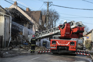 Feltehetően gázrobbanás történt egy társasházban Veszprémben