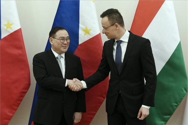 Szijjártó Péter fogadta a Fülöp-szigeteki külügyminisztert