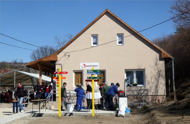 Fogyatékossággal élőknek házat adták át Miskolcon